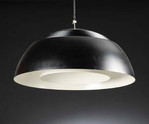 Arne Jacobsen. AJ-Pendel med skærm af sortlakeret metal.
