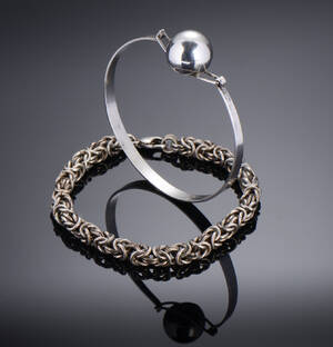 To armbånd af sølv. 2 Denne vare er sat til omsalg under nyt varenummer 4331750