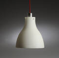 Loftlampe med skærm af mælkeglas, monteret med rød stofledning.