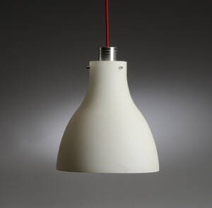 Loftlampe med skærm af mælkeglas, monteret med rød stofledning.