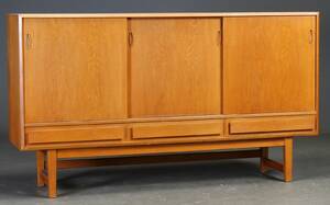 Dansk møbelproducent. Skænk af eg, ca. 1960erne