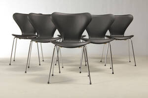 Arne Jacobsen. Sæt på seks syverstole model 3107, sort læder 6