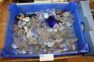 LÅDA MED KARAFFPROPPAR