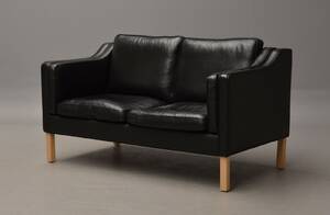 Hurup Møbelfabrik. To pers. sofa, sort læder Denne vare er sat til omsalg under nyt varenummer 4704524