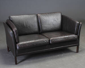 Dansk møbelproducent. To-pers. sofa, læder Denne vare er sat til omsalg under nyt varenummer 4716401