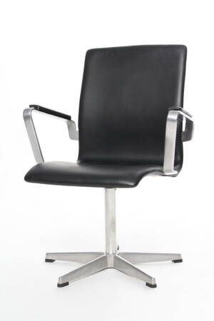 Arne Jacobsen, Oxford stol model 3273. Sort læder.