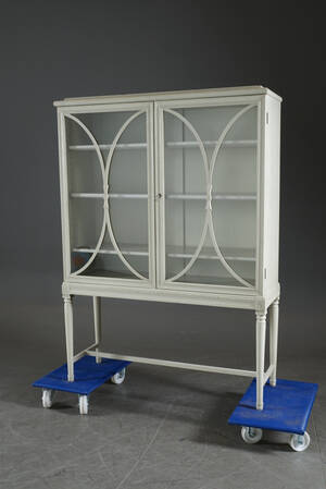 Vitrinskåp Denna vara har satts till omförsäljning under nytt varunummer4514645