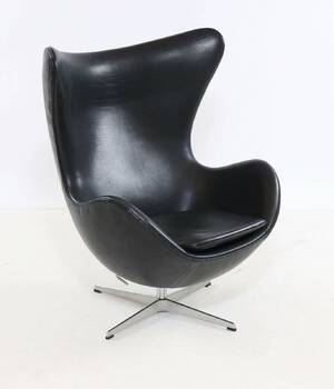 Arne Jacobsen. Lænestol med vippefunktion, model 3316 i sort læder 