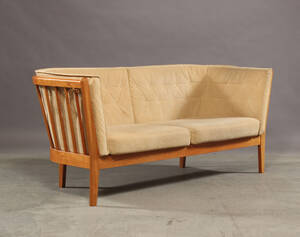 Stouby. Tre-pers. sofa af kirsebærtræ, model Monica 