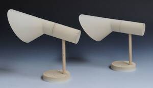 Arne Jacobsen, par AJ væglamper af hvidlakeret metal2