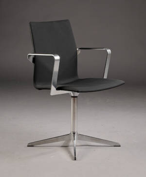 Christina Strand og Niels Hvass. Armstol model Four Cast