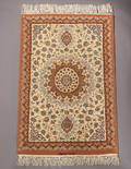 Betegnet persisk Isfahan med silke. 128 x 83 cm.