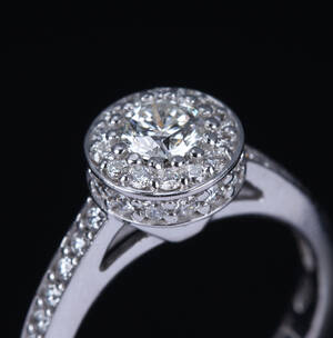 Moderne diamantring af 14 kt. hvidguld, i alt ca. 1.05 ct