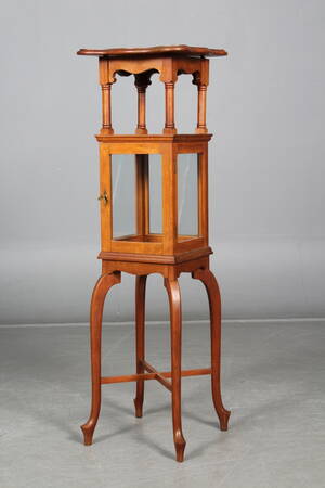 Piedestalbord med montre. Midt 1900-tallet.