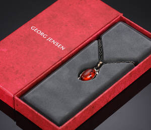 Georg Jensen. Årssmykke 2001 vedhæng af sterlingsølv med rav