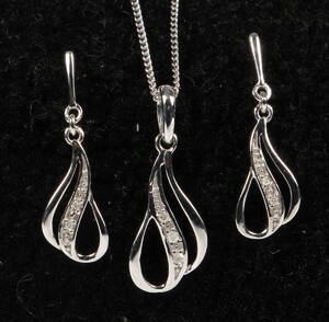 Smykkesæt af sterlingsølv prydet med diamanter 0,06 ct. 3 Denne vare er sat til omsalg under nyt varenummer 4529964