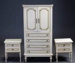 Dækketøjsskab samt to sideborde, bemalet træ, 1900-tallet