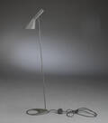 Arne Jacobsen. AJ standerlampe, grålakeret  Denne vare er sat til omsalg under nyt varenummer 4238996