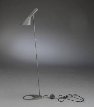 Arne Jacobsen. AJ standerlampe, grålakeret Denne vare er sat til omsalg under nyt varenummer 4238996