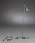 Arne Jacobsen. AJ standerlampe, grålakeret 