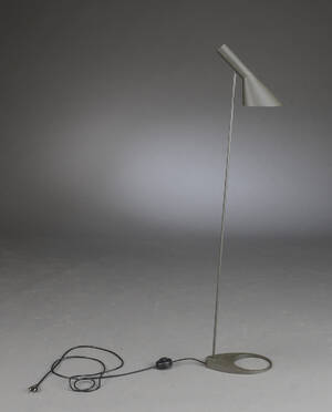 Arne Jacobsen. AJ standerlampe, grålakeret 