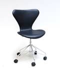Arne Jacobsen 1902 - 1971. Kontorstol, model 3117, nybetrukket med sort Savanne læder fra Arne Sørensen