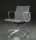 Charles Eames. Kontorstol fra serien Aluminium Group Konference, model EA 335 