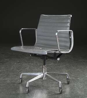 Charles Eames. Kontorstol fra serien Aluminium Group Konference, model EA 335 