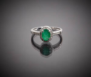 Ring i vitguld smaragd diamanter