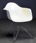 Ray  Charles Eames. Armstol med formstøbt hvid plastskal 