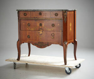 Byrå med stenskiva gustaviansk stil