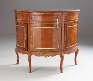 Skåp i Louis XVI-stil