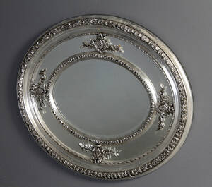 Spejl af sølvbemalet træ