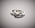 Ringar i 18 k vitguld safirer diamanter