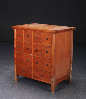 Kommode med 14 skuffer, orientalsk stil, 21. årh Denne vare er sat til omsalg under nyt varenummer 4117346