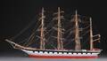 Modelskib af bemalet træ
