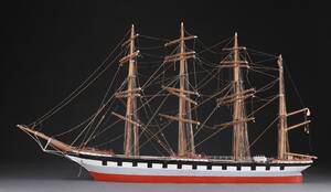 Modelskib af bemalet træ