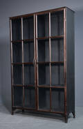 Glasvitrine i industrielt design