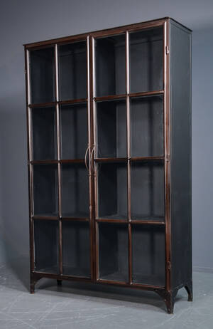 Glasvitrine i industrielt design