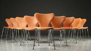 Arne Jacobsen. 12 syverstole model 3107, cognacfarvet læder 12