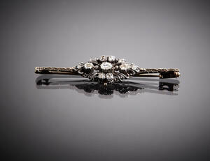 Broschnål med rosenstenar