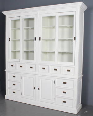 Stort tre delt vitrineskab. Antikbemalet, hvid.