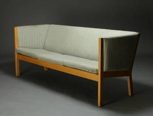 H. J. Wegner. Tre-pers. sofa