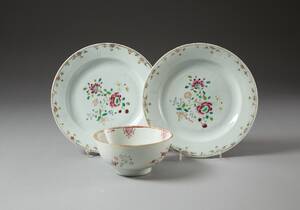 Skål och tallrikar famille rose