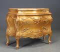 Kommode af antikpatineret guldbemalet træ i rokoko-stil