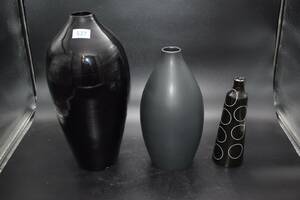 3 svarta vaser