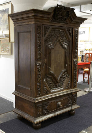 Skåp i ek barockstil 