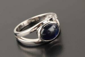 Ring af 14 kt. hvidguld med safir og diamanter Denne vare er sat til omsalg under nyt varenummer 4821356