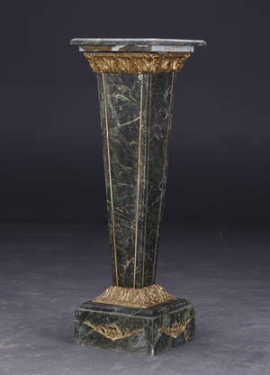 Piedestal, granit og messing