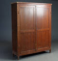 Skab af bejdset træ, front med to låger bag hvilke hylder, 1900-tallet
